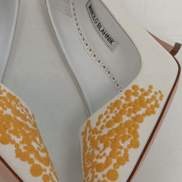 Manolo Blahnik Women's Embroidered White & Gold Pumps - EU37/US7 - Picture 8 of 11